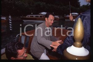 Tom HANKS - FESTIVAL CINEMA VENEZIA 1998 35 mm vintage slide 15 Diapositiva d'epoca, in formato 35 mm.CONDIZIONI: GOODE' severamente vietata la riproduzione. Tutti i diritti sono riservati.ICharta mette in vendita, sul negozio eBay e in esclusiva sul sito "icharta" il proprio archivio composto da numerose diapositive e negativi fotografici d'epoca, tutti originali e autentici, che attraversano la storia del costume italiano tra gli la fine degli anni Sessanta e Novanta.Si tratta di uno sguardo inedito sull'attualità, la politica, la vita quotidiana, il gossip e la cultura, che fotografa il cambiamento della nazione in quest'ultimo scorcio del XX secolo. Un'occasione unica per il mercato del collezionismo, che vede finalmente disponibile un archivio eccezionale per vastità, tematiche e condizioni, in un settore (il negativo fotografico e la diapositiva) di assoluta novità e dalle interessanti prospettive di investimento.  GOOD/buono   originale e autentica 1