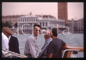 Tom HANKS - FESTIVAL CINEMA VENEZIA 1998 35 mm vintage slide 20 Diapositiva d'epoca, in formato 35 mm.CONDIZIONI: GOODE' severamente vietata la riproduzione. Tutti i diritti sono riservati.ICharta mette in vendita, sul negozio eBay e in esclusiva sul sito "icharta" il proprio archivio composto da numerose diapositive e negativi fotografici d'epoca, tutti originali e autentici, che attraversano la storia del costume italiano tra gli la fine degli anni Sessanta e Novanta.Si tratta di uno sguardo inedito sull'attualità, la politica, la vita quotidiana, il gossip e la cultura, che fotografa il cambiamento della nazione in quest'ultimo scorcio del XX secolo. Un'occasione unica per il mercato del collezionismo, che vede finalmente disponibile un archivio eccezionale per vastità, tematiche e condizioni, in un settore (il negativo fotografico e la diapositiva) di assoluta novità e dalle interessanti prospettive di investimento.  GOOD/buono   originale e autentica 1