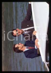 Tom HANKS e Bill PAXTON - FESTIVAL CINEMA VENEZIA 1995 35 mm vintage slide Diapositiva d'epoca, in formato 35 mm.CONDIZIONI: GOODE' severamente vietata la riproduzione. Tutti i diritti sono riservati.ICharta mette in vendita, sul negozio eBay e in esclusiva sul sito "icharta" il proprio archivio composto da numerose diapositive e negativi fotografici d'epoca, tutti originali e autentici, che attraversano la storia del costume italiano tra gli la fine degli anni Sessanta e Novanta.Si tratta di uno sguardo inedito sull'attualità, la politica, la vita quotidiana, il gossip e la cultura, che fotografa il cambiamento della nazione in quest'ultimo scorcio del XX secolo. Un'occasione unica per il mercato del collezionismo, che vede finalmente disponibile un archivio eccezionale per vastità, tematiche e condizioni, in un settore (il negativo fotografico e la diapositiva) di assoluta novità e dalle interessanti prospettive di investimento.  GOOD/buono   originale e autentica 1