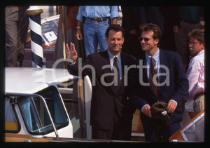 Tom HANKS e Bill PAXTON - FESTIVAL CINEMA VENEZIA 1995 35 mm vintage slide 3 Diapositiva d'epoca, in formato 35 mm.CONDIZIONI: GOODE' severamente vietata la riproduzione. Tutti i diritti sono riservati.ICharta mette in vendita, sul negozio eBay e in esclusiva sul sito "icharta" il proprio archivio composto da numerose diapositive e negativi fotografici d'epoca, tutti originali e autentici, che attraversano la storia del costume italiano tra gli la fine degli anni Sessanta e Novanta.Si tratta di uno sguardo inedito sull'attualità, la politica, la vita quotidiana, il gossip e la cultura, che fotografa il cambiamento della nazione in quest'ultimo scorcio del XX secolo. Un'occasione unica per il mercato del collezionismo, che vede finalmente disponibile un archivio eccezionale per vastità, tematiche e condizioni, in un settore (il negativo fotografico e la diapositiva) di assoluta novità e dalle interessanti prospettive di investimento.  GOOD/buono   originale e autentica 1