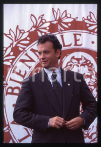 Tom HANKS - FESTIVAL CINEMA VENEZIA 1995 35 mm vintage slide 11 Diapositiva d'epoca, in formato 35 mm.CONDIZIONI: GOODE' severamente vietata la riproduzione. Tutti i diritti sono riservati.ICharta mette in vendita, sul negozio eBay e in esclusiva sul sito "icharta" il proprio archivio composto da numerose diapositive e negativi fotografici d'epoca, tutti originali e autentici, che attraversano la storia del costume italiano tra gli la fine degli anni Sessanta e Novanta.Si tratta di uno sguardo inedito sull'attualità, la politica, la vita quotidiana, il gossip e la cultura, che fotografa il cambiamento della nazione in quest'ultimo scorcio del XX secolo. Un'occasione unica per il mercato del collezionismo, che vede finalmente disponibile un archivio eccezionale per vastità, tematiche e condizioni, in un settore (il negativo fotografico e la diapositiva) di assoluta novità e dalle interessanti prospettive di investimento.  GOOD/buono   originale e autentica 1