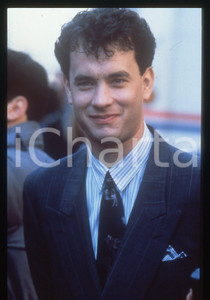Tom HANKS - CINEMA 1995 ca 35 mm vintage slide 5 Diapositiva d'epoca, in formato 35 mm.CONDIZIONI: GOODE' severamente vietata la riproduzione. Tutti i diritti sono riservati.ICharta mette in vendita, sul negozio eBay e in esclusiva sul sito "icharta" il proprio archivio composto da numerose diapositive e negativi fotografici d'epoca, tutti originali e autentici, che attraversano la storia del costume italiano tra gli la fine degli anni Sessanta e Novanta.Si tratta di uno sguardo inedito sull'attualità, la politica, la vita quotidiana, il gossip e la cultura, che fotografa il cambiamento della nazione in quest'ultimo scorcio del XX secolo. Un'occasione unica per il mercato del collezionismo, che vede finalmente disponibile un archivio eccezionale per vastità, tematiche e condizioni, in un settore (il negativo fotografico e la diapositiva) di assoluta novità e dalle interessanti prospettive di investimento.  GOOD/buono   originale e autentica 1