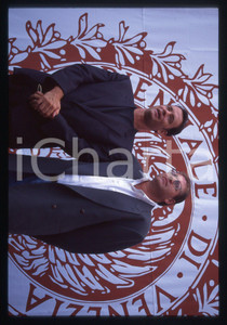 Tom HANKS e Robert ZEMECKIS FESTIVAL CINEMA VENEZIA 1994 35 mm vintage slide 8 Diapositiva d'epoca, in formato 35 mm.CONDIZIONI: GOODE' severamente vietata la riproduzione. Tutti i diritti sono riservati.ICharta mette in vendita, sul negozio eBay e in esclusiva sul sito "icharta" il proprio archivio composto da numerose diapositive e negativi fotografici d'epoca, tutti originali e autentici, che attraversano la storia del costume italiano tra gli la fine degli anni Sessanta e Novanta.Si tratta di uno sguardo inedito sull'attualità, la politica, la vita quotidiana, il gossip e la cultura, che fotografa il cambiamento della nazione in quest'ultimo scorcio del XX secolo. Un'occasione unica per il mercato del collezionismo, che vede finalmente disponibile un archivio eccezionale per vastità, tematiche e condizioni, in un settore (il negativo fotografico e la diapositiva) di assoluta novità e dalle interessanti prospettive di investimento.  GOOD/buono   originale e autentica 1
