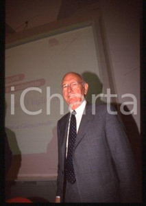 35mm vintage slide* 2000 ca MILANO -  Professor Philippe BOURDEAU (10)  Diapositiva d'epoca, in formato 35 mm.E' severamente vietata la riproduzione. Tutti i diritti sono riservati.ICharta mette in vendita, sul negozio eBay e in esclusiva sul sito "icharta" il proprio archivio composto da numerose diapositive e negativi fotografici d'epoca, tutti originali e autentici, che attraversano la storia del costume tra la fine degli anni Sessanta e Novanta.Si tratta di uno sguardo inedito sull'attualità, la politica, la vita quotidiana, il gossip e la cultura, che fotografa il cambiamento della nazione in quest'ultimo scorcio del XX secolo. Un'occasione unica per il mercato del collezionismo, che vede finalmente disponibile un archivio eccezionale per vastità, tematiche e condizioni, in un settore (il negativo fotografico e la diapositiva) di assoluta novità e dalle interessanti prospettive di investimento.  FAIR/discreto   originale e autentica 1