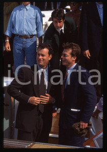 Tom HANKS e Bill PAXTON - FESTIVAL CINEMA VENEZIA 1995 35 mm vintage slide 13 Diapositiva d'epoca, in formato 35 mm.CONDIZIONI: GOODE' severamente vietata la riproduzione. Tutti i diritti sono riservati.ICharta mette in vendita, sul negozio eBay e in esclusiva sul sito "icharta" il proprio archivio composto da numerose diapositive e negativi fotografici d'epoca, tutti originali e autentici, che attraversano la storia del costume italiano tra gli la fine degli anni Sessanta e Novanta.Si tratta di uno sguardo inedito sull'attualità, la politica, la vita quotidiana, il gossip e la cultura, che fotografa il cambiamento della nazione in quest'ultimo scorcio del XX secolo. Un'occasione unica per il mercato del collezionismo, che vede finalmente disponibile un archivio eccezionale per vastità, tematiche e condizioni, in un settore (il negativo fotografico e la diapositiva) di assoluta novità e dalle interessanti prospettive di investimento.  GOOD/buono   originale e autentica 1