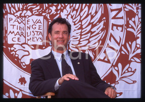 Tom HANKS - FESTIVAL CINEMA VENEZIA 1995 35 mm vintage slide 17 Diapositiva d'epoca, in formato 35 mm.CONDIZIONI: GOODE' severamente vietata la riproduzione. Tutti i diritti sono riservati.ICharta mette in vendita, sul negozio eBay e in esclusiva sul sito "icharta" il proprio archivio composto da numerose diapositive e negativi fotografici d'epoca, tutti originali e autentici, che attraversano la storia del costume italiano tra gli la fine degli anni Sessanta e Novanta.Si tratta di uno sguardo inedito sull'attualità, la politica, la vita quotidiana, il gossip e la cultura, che fotografa il cambiamento della nazione in quest'ultimo scorcio del XX secolo. Un'occasione unica per il mercato del collezionismo, che vede finalmente disponibile un archivio eccezionale per vastità, tematiche e condizioni, in un settore (il negativo fotografico e la diapositiva) di assoluta novità e dalle interessanti prospettive di investimento.  GOOD/buono   originale e autentica 1