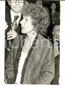 Fotografia d epoca originale 1975 ca MUSICA Ritratto di Ornella VANONI a una premiazione Foto 12x18 1