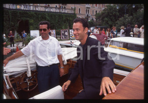 Tom HANKS - FESTIVAL CINEMA VENEZIA 1994 35 mm vintage slide 54 Diapositiva d'epoca, in formato 35 mm.CONDIZIONI: GOODE' severamente vietata la riproduzione. Tutti i diritti sono riservati.Nella diapositiva ICharta mette in vendita, sul negozio eBay e in esclusiva sul sito "icharta" il proprio archivio composto da numerose diapositive e negativi fotografici d'epoca, tutti originali e autentici, che attraversano la storia del costume italiano tra gli la fine degli anni Sessanta e Novanta.Si tratta di uno sguardo inedito sull'attualit&agrave;, la politica, la vita quotidiana, il gossip e la cultura, che fotografa il cambiamento della nazione in quest'ultimo scorcio del XX secolo. Un'occasione unica per il mercato del collezionismo, che vede finalmente disponibile un archivio eccezionale per vastit&agrave;, tematiche e condizioni, in un settore (il negativo fotografico e la diapositiva) di assoluta novit&agrave; e dalle interessanti prospettive di investimento.  GOOD/buono   originale e autentica 1