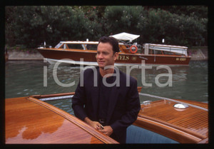 Tom HANKS - FESTIVAL CINEMA VENEZIA 1994 35 mm vintage slide 57 Diapositiva d'epoca, in formato 35 mm.CONDIZIONI: GOODE' severamente vietata la riproduzione. Tutti i diritti sono riservati.Nella diapositiva ICharta mette in vendita, sul negozio eBay e in esclusiva sul sito "icharta" il proprio archivio composto da numerose diapositive e negativi fotografici d'epoca, tutti originali e autentici, che attraversano la storia del costume italiano tra gli la fine degli anni Sessanta e Novanta.Si tratta di uno sguardo inedito sull'attualit&agrave;, la politica, la vita quotidiana, il gossip e la cultura, che fotografa il cambiamento della nazione in quest'ultimo scorcio del XX secolo. Un'occasione unica per il mercato del collezionismo, che vede finalmente disponibile un archivio eccezionale per vastit&agrave;, tematiche e condizioni, in un settore (il negativo fotografico e la diapositiva) di assoluta novit&agrave; e dalle interessanti prospettive di investimento.  GOOD/buono   originale e autentica 1