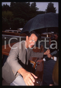 Tom HANKS - FESTIVAL CINEMA VENEZIA 1998 35 mm vintage slide 34 Diapositiva d'epoca, in formato 35 mm.CONDIZIONI: GOODE' severamente vietata la riproduzione. Tutti i diritti sono riservati.ICharta mette in vendita, sul negozio eBay e in esclusiva sul sito "icharta" il proprio archivio composto da numerose diapositive e negativi fotografici d'epoca, tutti originali e autentici, che attraversano la storia del costume italiano tra gli la fine degli anni Sessanta e Novanta.Si tratta di uno sguardo inedito sull'attualità, la politica, la vita quotidiana, il gossip e la cultura, che fotografa il cambiamento della nazione in quest'ultimo scorcio del XX secolo. Un'occasione unica per il mercato del collezionismo, che vede finalmente disponibile un archivio eccezionale per vastità, tematiche e condizioni, in un settore (il negativo fotografico e la diapositiva) di assoluta novità e dalle interessanti prospettive di investimento.  GOOD/buono   originale e autentica 1
