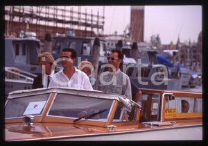 Tom HANKS - FESTIVAL CINEMA VENEZIA 1998 35 mm vintage slide 44 Diapositiva d'epoca, in formato 35 mm.CONDIZIONI: GOODE' severamente vietata la riproduzione. Tutti i diritti sono riservati.ICharta mette in vendita, sul negozio eBay e in esclusiva sul sito "icharta" il proprio archivio composto da numerose diapositive e negativi fotografici d'epoca, tutti originali e autentici, che attraversano la storia del costume italiano tra gli la fine degli anni Sessanta e Novanta.Si tratta di uno sguardo inedito sull'attualità, la politica, la vita quotidiana, il gossip e la cultura, che fotografa il cambiamento della nazione in quest'ultimo scorcio del XX secolo. Un'occasione unica per il mercato del collezionismo, che vede finalmente disponibile un archivio eccezionale per vastità, tematiche e condizioni, in un settore (il negativo fotografico e la diapositiva) di assoluta novità e dalle interessanti prospettive di investimento.  GOOD/buono   originale e autentica 1