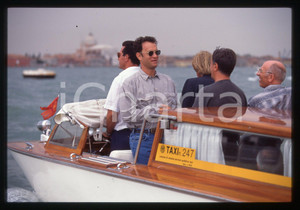 Tom HANKS - FESTIVAL CINEMA VENEZIA 1998 35 mm vintage slide 58 Diapositiva d'epoca, in formato 35 mm.CONDIZIONI: GOODE' severamente vietata la riproduzione. Tutti i diritti sono riservati.ICharta mette in vendita, sul negozio eBay e in esclusiva sul sito "icharta" il proprio archivio composto da numerose diapositive e negativi fotografici d'epoca, tutti originali e autentici, che attraversano la storia del costume italiano tra gli la fine degli anni Sessanta e Novanta.Si tratta di uno sguardo inedito sull'attualità, la politica, la vita quotidiana, il gossip e la cultura, che fotografa il cambiamento della nazione in quest'ultimo scorcio del XX secolo. Un'occasione unica per il mercato del collezionismo, che vede finalmente disponibile un archivio eccezionale per vastità, tematiche e condizioni, in un settore (il negativo fotografico e la diapositiva) di assoluta novità e dalle interessanti prospettive di investimento.  GOOD/buono   originale e autentica 1