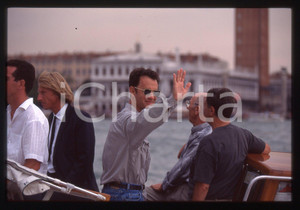 Tom HANKS - FESTIVAL CINEMA VENEZIA 1998 35 mm vintage slide 62 Diapositiva d'epoca, in formato 35 mm.CONDIZIONI: GOODE' severamente vietata la riproduzione. Tutti i diritti sono riservati.ICharta mette in vendita, sul negozio eBay e in esclusiva sul sito "icharta" il proprio archivio composto da numerose diapositive e negativi fotografici d'epoca, tutti originali e autentici, che attraversano la storia del costume italiano tra gli la fine degli anni Sessanta e Novanta.Si tratta di uno sguardo inedito sull'attualità, la politica, la vita quotidiana, il gossip e la cultura, che fotografa il cambiamento della nazione in quest'ultimo scorcio del XX secolo. Un'occasione unica per il mercato del collezionismo, che vede finalmente disponibile un archivio eccezionale per vastità, tematiche e condizioni, in un settore (il negativo fotografico e la diapositiva) di assoluta novità e dalle interessanti prospettive di investimento.  GOOD/buono   originale e autentica 1
