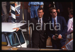 Tom HANKS e Bill PAXTON - FESTIVAL CINEMA VENEZIA 1995 35 mm vintage slide 18 Diapositiva d'epoca, in formato 35 mm.CONDIZIONI: GOODE' severamente vietata la riproduzione. Tutti i diritti sono riservati.ICharta mette in vendita, sul negozio eBay e in esclusiva sul sito "icharta" il proprio archivio composto da numerose diapositive e negativi fotografici d'epoca, tutti originali e autentici, che attraversano la storia del costume italiano tra gli la fine degli anni Sessanta e Novanta.Si tratta di uno sguardo inedito sull'attualità, la politica, la vita quotidiana, il gossip e la cultura, che fotografa il cambiamento della nazione in quest'ultimo scorcio del XX secolo. Un'occasione unica per il mercato del collezionismo, che vede finalmente disponibile un archivio eccezionale per vastità, tematiche e condizioni, in un settore (il negativo fotografico e la diapositiva) di assoluta novità e dalle interessanti prospettive di investimento.  GOOD/buono   originale e autentica 1