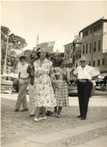 1957 PORTOFINO Vincent AURIOL e Jacqueline AURIOL a passeggio sul molo - Foto Fotografia d'epoca con didascalia coeva.CONDIZIONI: FAIR (minime piegature angolari, difetti di stampa, lievi macchie di inchiostro dovute all'impressione del timbro di altra fotografia)FORMATO: 13x18 cm    originale e autentica 1