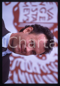 Tom HANKS - FESTIVAL CINEMA VENEZIA 1995 35 mm vintage slide 34 Diapositiva d'epoca, in formato 35 mm.CONDIZIONI: GOODE' severamente vietata la riproduzione. Tutti i diritti sono riservati.ICharta mette in vendita, sul negozio eBay e in esclusiva sul sito "icharta" il proprio archivio composto da numerose diapositive e negativi fotografici d'epoca, tutti originali e autentici, che attraversano la storia del costume italiano tra gli la fine degli anni Sessanta e Novanta.Si tratta di uno sguardo inedito sull'attualità, la politica, la vita quotidiana, il gossip e la cultura, che fotografa il cambiamento della nazione in quest'ultimo scorcio del XX secolo. Un'occasione unica per il mercato del collezionismo, che vede finalmente disponibile un archivio eccezionale per vastità, tematiche e condizioni, in un settore (il negativo fotografico e la diapositiva) di assoluta novità e dalle interessanti prospettive di investimento.  GOOD/buono   originale e autentica 1