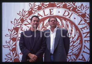 Tom HANKS e Robert ZEMECKIS FESTIVAL CINEMA VENEZIA 1994 35 mm vintage slide 18 Diapositiva d'epoca, in formato 35 mm.CONDIZIONI: GOODE' severamente vietata la riproduzione. Tutti i diritti sono riservati.ICharta mette in vendita, sul negozio eBay e in esclusiva sul sito "icharta" il proprio archivio composto da numerose diapositive e negativi fotografici d'epoca, tutti originali e autentici, che attraversano la storia del costume italiano tra gli la fine degli anni Sessanta e Novanta.Si tratta di uno sguardo inedito sull'attualità, la politica, la vita quotidiana, il gossip e la cultura, che fotografa il cambiamento della nazione in quest'ultimo scorcio del XX secolo. Un'occasione unica per il mercato del collezionismo, che vede finalmente disponibile un archivio eccezionale per vastità, tematiche e condizioni, in un settore (il negativo fotografico e la diapositiva) di assoluta novità e dalle interessanti prospettive di investimento.  GOOD/buono   originale e autentica 1