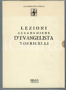 2009 Lezioni accademiche d'Evangelista Torricelli ACCADEMIA DELLA CRUSCA (1) Brossura editoriale con copertina flessibile, cofanetto e libretto spillato con note e saggi critici sull'opera.Edizioni anastatica.EDITORE: Biblion Edizioni Accademia della CruscaPAGINE: 96 GOOD/buono  Formato: 18x25 cm originale e autentica 1
