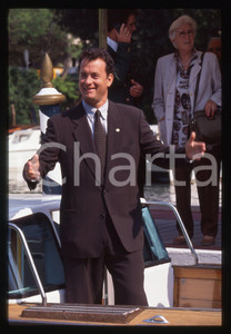 Tom HANKS - FESTIVAL CINEMA VENEZIA 1995 35 mm vintage slide 35 Diapositiva d'epoca, in formato 35 mm.CONDIZIONI: GOODE' severamente vietata la riproduzione. Tutti i diritti sono riservati.ICharta mette in vendita, sul negozio eBay e in esclusiva sul sito "icharta" il proprio archivio composto da numerose diapositive e negativi fotografici d'epoca, tutti originali e autentici, che attraversano la storia del costume italiano tra gli la fine degli anni Sessanta e Novanta.Si tratta di uno sguardo inedito sull'attualità, la politica, la vita quotidiana, il gossip e la cultura, che fotografa il cambiamento della nazione in quest'ultimo scorcio del XX secolo. Un'occasione unica per il mercato del collezionismo, che vede finalmente disponibile un archivio eccezionale per vastità, tematiche e condizioni, in un settore (il negativo fotografico e la diapositiva) di assoluta novità e dalle interessanti prospettive di investimento.  GOOD/buono   originale e autentica 1