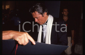 Alain DELON - CINEMA 1990 ca 35 mm vintage slide 2 Diapositiva d'epoca, in formato 35 mm.CONDIZIONI: GOODE' severamente vietata la riproduzione. Tutti i diritti sono riservati.Nella diapositiva ICharta mette in vendita, sul negozio eBay e in esclusiva sul sito "icharta" il proprio archivio composto da numerose diapositive e negativi fotografici d'epoca, tutti originali e autentici, che attraversano la storia del costume italiano tra gli la fine degli anni Sessanta e Novanta.Si tratta di uno sguardo inedito sull'attualit&agrave;, la politica, la vita quotidiana, il gossip e la cultura, che fotografa il cambiamento della nazione in quest'ultimo scorcio del XX secolo. Un'occasione unica per il mercato del collezionismo, che vede finalmente disponibile un archivio eccezionale per vastit&agrave;, tematiche e condizioni, in un settore (il negativo fotografico e la diapositiva) di assoluta novit&agrave; e dalle interessanti prospettive di investimento.  GOOD/buono   originale e autentica 1