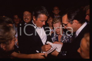 Alain DELON - CINEMA 1990 ca 35 mm vintage slide 5 Diapositiva d'epoca, in formato 35 mm.CONDIZIONI: GOODE' severamente vietata la riproduzione. Tutti i diritti sono riservati.ICharta mette in vendita, sul negozio eBay e in esclusiva sul sito "icharta" il proprio archivio composto da numerose diapositive e negativi fotografici d'epoca, tutti originali e autentici, che attraversano la storia del costume italiano tra gli la fine degli anni Sessanta e Novanta.Si tratta di uno sguardo inedito sull'attualità, la politica, la vita quotidiana, il gossip e la cultura, che fotografa il cambiamento della nazione in quest'ultimo scorcio del XX secolo. Un'occasione unica per il mercato del collezionismo, che vede finalmente disponibile un archivio eccezionale per vastità, tematiche e condizioni, in un settore (il negativo fotografico e la diapositiva) di assoluta novità e dalle interessanti prospettive di investimento.  GOOD/buono   originale e autentica 1