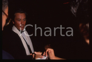 Alain DELON - CINEMA 1990 ca 35 mm vintage slide 6 Diapositiva d'epoca, in formato 35 mm.CONDIZIONI: GOODE' severamente vietata la riproduzione. Tutti i diritti sono riservati.ICharta mette in vendita, sul negozio eBay e in esclusiva sul sito "icharta" il proprio archivio composto da numerose diapositive e negativi fotografici d'epoca, tutti originali e autentici, che attraversano la storia del costume italiano tra gli la fine degli anni Sessanta e Novanta.Si tratta di uno sguardo inedito sull'attualità, la politica, la vita quotidiana, il gossip e la cultura, che fotografa il cambiamento della nazione in quest'ultimo scorcio del XX secolo. Un'occasione unica per il mercato del collezionismo, che vede finalmente disponibile un archivio eccezionale per vastità, tematiche e condizioni, in un settore (il negativo fotografico e la diapositiva) di assoluta novità e dalle interessanti prospettive di investimento.  GOOD/buono   originale e autentica 1