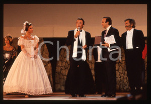 Fotografia d epoca originale Alain DELON e Pippo BAUDO  TEATRO GRECO TAORMINA 1989 35 mm vintage slide 3 1
