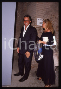 Alain DELON - TEATRO GRECO TAORMINA 1989 35 mm vintage slide 5 Diapositiva d'epoca, in formato 35 mm.CONDIZIONI: GOODE' severamente vietata la riproduzione. Tutti i diritti sono riservati.ICharta mette in vendita, sul negozio eBay e in esclusiva sul sito "icharta" il proprio archivio composto da numerose diapositive e negativi fotografici d'epoca, tutti originali e autentici, che attraversano la storia del costume italiano tra gli la fine degli anni Sessanta e Novanta.Si tratta di uno sguardo inedito sull'attualità, la politica, la vita quotidiana, il gossip e la cultura, che fotografa il cambiamento della nazione in quest'ultimo scorcio del XX secolo. Un'occasione unica per il mercato del collezionismo, che vede finalmente disponibile un archivio eccezionale per vastità, tematiche e condizioni, in un settore (il negativo fotografico e la diapositiva) di assoluta novità e dalle interessanti prospettive di investimento.  GOOD/buono   originale e autentica 1