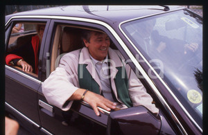 Fotografia d epoca originale Alain DELON a bordo di una RENAULT 25  1990 ca 35 mm vintage slide 19 1