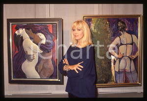 Fotografia d epoca originale Amanda LEAR a una mostra dei suoi quadri LUGANO 1990  35 mm vintage slide 67 1