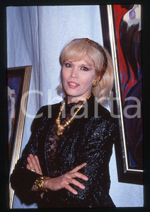Fotografia d epoca originale Amanda LEAR a una mostra dei suoi quadri 1990  35 mm vintage slide 80 1