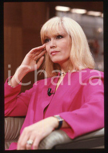 Fotografia d epoca originale Amanda LEAR durante trasmissione tv 1995 ca  35 mm vintage slide 12 1