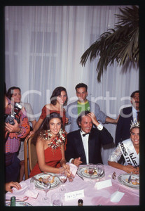 Alain DELON e Martina COLOMBARI - MISS ITALIA 1991 35 mm vintage slide Diapositiva d'epoca, in formato 35 mm.CONDIZIONI: GOODE' severamente vietata la riproduzione. Tutti i diritti sono riservati.ICharta mette in vendita, sul negozio eBay e in esclusiva sul sito "icharta" il proprio archivio composto da numerose diapositive e negativi fotografici d'epoca, tutti originali e autentici, che attraversano la storia del costume italiano tra gli la fine degli anni Sessanta e Novanta.Si tratta di uno sguardo inedito sull'attualità, la politica, la vita quotidiana, il gossip e la cultura, che fotografa il cambiamento della nazione in quest'ultimo scorcio del XX secolo. Un'occasione unica per il mercato del collezionismo, che vede finalmente disponibile un archivio eccezionale per vastità, tematiche e condizioni, in un settore (il negativo fotografico e la diapositiva) di assoluta novità e dalle interessanti prospettive di investimento.  GOOD/buono   originale e autentica 1