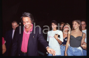 Alain DELON - CINEMA 1990 ca 35 mm vintage slide 35 Diapositiva d'epoca, in formato 35 mm.CONDIZIONI: GOODE' severamente vietata la riproduzione. Tutti i diritti sono riservati.ICharta mette in vendita, sul negozio eBay e in esclusiva sul sito "icharta" il proprio archivio composto da numerose diapositive e negativi fotografici d'epoca, tutti originali e autentici, che attraversano la storia del costume italiano tra gli la fine degli anni Sessanta e Novanta.Si tratta di uno sguardo inedito sull'attualità, la politica, la vita quotidiana, il gossip e la cultura, che fotografa il cambiamento della nazione in quest'ultimo scorcio del XX secolo. Un'occasione unica per il mercato del collezionismo, che vede finalmente disponibile un archivio eccezionale per vastità, tematiche e condizioni, in un settore (il negativo fotografico e la diapositiva) di assoluta novità e dalle interessanti prospettive di investimento.  GOOD/buono   originale e autentica 1
