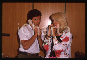 Fotografia d epoca originale Amanda LEAR Giorgio MASTROTA al telefono 1989  35 mm vintage slide 4 1