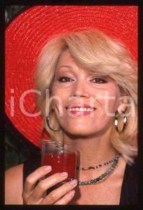 Fotografia d epoca originale Amanda LEAR con cappello rosso 1980 ca  35 mm vintage slide 4 1