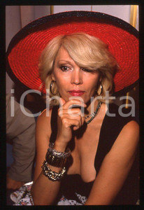 Fotografia d epoca originale Amanda LEAR con cappello rosso 1980 ca  35 mm vintage slide 12 1