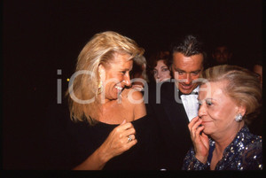 Alain DELON Giulietta MASINA - CINEMA 1990 ca 35 mm vintage slide 49 Diapositiva d'epoca, in formato 35 mm.CONDIZIONI: GOODE' severamente vietata la riproduzione. Tutti i diritti sono riservati.ICharta mette in vendita, sul negozio eBay e in esclusiva sul sito "icharta" il proprio archivio composto da numerose diapositive e negativi fotografici d'epoca, tutti originali e autentici, che attraversano la storia del costume italiano tra gli la fine degli anni Sessanta e Novanta.Si tratta di uno sguardo inedito sull'attualità, la politica, la vita quotidiana, il gossip e la cultura, che fotografa il cambiamento della nazione in quest'ultimo scorcio del XX secolo. Un'occasione unica per il mercato del collezionismo, che vede finalmente disponibile un archivio eccezionale per vastità, tematiche e condizioni, in un settore (il negativo fotografico e la diapositiva) di assoluta novità e dalle interessanti prospettive di investimento.  GOOD/buono   originale e autentica 1