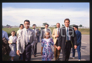 Michele ALBORETO Gerhard BERGER Formula 1 FERRARI 1985ca - 35 mm vintage slide 5 Diapositiva d'epoca, in formato 35 mm. E' severamente vietata la riproduzione. Tutti i diritti sono riservati.  ICharta mette in vendita, sul negozio eBay e in esclusiva sul sito "icharta" il proprio archivio composto da numerose diapositive e negativi fotografici d'epoca, tutti originali e autentici, che attraversano la storia del costume tra la fine degli anni Sessanta e Novanta.Si tratta di uno sguardo inedito sull'attualit&agrave;, la politica, la vita quotidiana, il gossip e la cultura, che fotografa il cambiamento della nazione in quest'ultimo scorcio del XX secolo. Un'occasione unica per il mercato del collezionismo, che vede finalmente disponibile un archivio eccezionale per vastit&agrave;, tematiche e condizioni, in un settore (il negativo fotografico e la diapositiva) di assoluta novit&agrave; e dalle interessanti prospettive di investimento.  GOOD/buono   originale e autentica 1