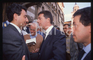 Michele ALBORETO Piero LARDI FERRARI 1985 ca - 35 mm vintage slide (1) Diapositiva d'epoca, in formato 35 mm. E' severamente vietata la riproduzione. Tutti i diritti sono riservati.  ICharta mette in vendita, sul negozio eBay e in esclusiva sul sito "icharta" il proprio archivio composto da numerose diapositive e negativi fotografici d'epoca, tutti originali e autentici, che attraversano la storia del costume tra la fine degli anni Sessanta e Novanta.Si tratta di uno sguardo inedito sull'attualit&agrave;, la politica, la vita quotidiana, il gossip e la cultura, che fotografa il cambiamento della nazione in quest'ultimo scorcio del XX secolo. Un'occasione unica per il mercato del collezionismo, che vede finalmente disponibile un archivio eccezionale per vastit&agrave;, tematiche e condizioni, in un settore (il negativo fotografico e la diapositiva) di assoluta novit&agrave; e dalle interessanti prospettive di investimento.  GOOD/buono   originale e autentica 1