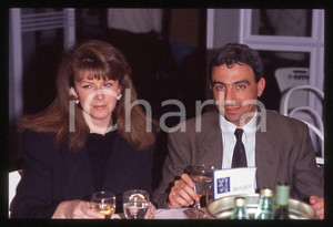 Michele ALBORETO con la moglie Nadia ASTORRI 1985 ca - 35 mm vintage slide (2) Diapositiva d'epoca, in formato 35 mm. E' severamente vietata la riproduzione. Tutti i diritti sono riservati.  ICharta mette in vendita, sul negozio eBay e in esclusiva sul sito "icharta" il proprio archivio composto da numerose diapositive e negativi fotografici d'epoca, tutti originali e autentici, che attraversano la storia del costume tra la fine degli anni Sessanta e Novanta.Si tratta di uno sguardo inedito sull'attualit&agrave;, la politica, la vita quotidiana, il gossip e la cultura, che fotografa il cambiamento della nazione in quest'ultimo scorcio del XX secolo. Un'occasione unica per il mercato del collezionismo, che vede finalmente disponibile un archivio eccezionale per vastit&agrave;, tematiche e condizioni, in un settore (il negativo fotografico e la diapositiva) di assoluta novit&agrave; e dalle interessanti prospettive di investimento.  GOOD/buono   originale e autentica 1