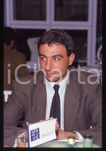 Michele ALBORETO Pilota FERRARI Formula 1 - 1985 ca - 35 mm vintage slide (26) Diapositiva d'epoca, in formato 35 mm. E' severamente vietata la riproduzione. Tutti i diritti sono riservati.  ICharta mette in vendita, sul negozio eBay e in esclusiva sul sito "icharta" il proprio archivio composto da numerose diapositive e negativi fotografici d'epoca, tutti originali e autentici, che attraversano la storia del costume tra la fine degli anni Sessanta e Novanta.Si tratta di uno sguardo inedito sull'attualit&agrave;, la politica, la vita quotidiana, il gossip e la cultura, che fotografa il cambiamento della nazione in quest'ultimo scorcio del XX secolo. Un'occasione unica per il mercato del collezionismo, che vede finalmente disponibile un archivio eccezionale per vastit&agrave;, tematiche e condizioni, in un settore (il negativo fotografico e la diapositiva) di assoluta novit&agrave; e dalle interessanti prospettive di investimento.  GOOD/buono   originale e autentica 1