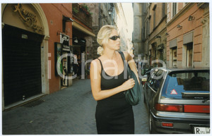 Fotografia d epoca originale 1995 ca ROMA Ela WEBER a spasso per la città  Foto 20x12 cm 2 1