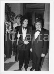 Fotografia d epoca originale 1990 ca MILANO ? Liza MINNELLI Dudley MOORE Rossella FALCK Foto 18x24 cm 1
