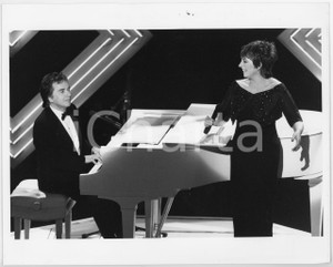 Fotografia d epoca originale 1990 ca MILANO Liza MINNELLI Dudley MOORE in concerto  Foto 24x18 cm 1