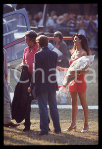 Alain DELON - CINEMA 1990 ca 35 mm vintage slide 66 Diapositiva originale, in formato 35 mm.Per i diritti rivolgersi a ICharta.E' severamente vietata la riproduzione. Tutti i diritti sono riservati.ICharta mette in vendita, sul negozio eBay e in esclusiva sul sito "icharta" il proprio archivio composto da numerose diapositive e negativi fotografici d'epoca, tutti originali e autentici, che attraversano la storia del costume tra la fine degli anni Sessanta e Novanta.Si tratta di uno sguardo inedito sull'attualità , la politica, la vita quotidiana, il gossip e la cultura, che fotografa il cambiamento della nazione in quest'ultimo scorcio del XX secolo.Un'occasione unica per il mercato del collezionismo, che vede finalmente disponibile un archivio eccezionale per vastità , tematiche e condizioni, in un settore (il negativo fotografico e la diapositiva) di assoluta novità e dalle interessanti prospettive di investimento. GOOD/buono   originale e autentica 1