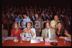 Fotografia d epoca originale Alain DELON Alba PARIETTI Enzo MIRIGLIANI MISS ITALIA 1991 35 mm vintage slide 1