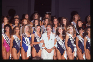 Alain DELON - MISS ITALIA 1991 35 mm vintage slide Diapositiva originale, in formato 35 mm.Per i diritti rivolgersi a ICharta.E' severamente vietata la riproduzione. Tutti i diritti sono riservati.ICharta mette in vendita, sul negozio eBay e in esclusiva sul sito "icharta" il proprio archivio composto da numerose diapositive e negativi fotografici d'epoca, tutti originali e autentici, che attraversano la storia del costume tra la fine degli anni Sessanta e Novanta.Si tratta di uno sguardo inedito sull'attualità , la politica, la vita quotidiana, il gossip e la cultura, che fotografa il cambiamento della nazione in quest'ultimo scorcio del XX secolo.Un'occasione unica per il mercato del collezionismo, che vede finalmente disponibile un archivio eccezionale per vastità , tematiche e condizioni, in un settore (il negativo fotografico e la diapositiva) di assoluta novità e dalle interessanti prospettive di investimento. GOOD/buono   originale e autentica 1