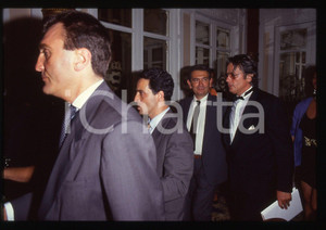 Alain DELON - CINEMA 1990 ca 35 mm vintage slide 70 Diapositiva originale, in formato 35 mm.Per i diritti rivolgersi a ICharta.E' severamente vietata la riproduzione. Tutti i diritti sono riservati.ICharta mette in vendita, sul negozio eBay e in esclusiva sul sito "icharta" il proprio archivio composto da numerose diapositive e negativi fotografici d'epoca, tutti originali e autentici, che attraversano la storia del costume tra la fine degli anni Sessanta e Novanta.Si tratta di uno sguardo inedito sull'attualità , la politica, la vita quotidiana, il gossip e la cultura, che fotografa il cambiamento della nazione in quest'ultimo scorcio del XX secolo.Un'occasione unica per il mercato del collezionismo, che vede finalmente disponibile un archivio eccezionale per vastità , tematiche e condizioni, in un settore (il negativo fotografico e la diapositiva) di assoluta novità e dalle interessanti prospettive di investimento. GOOD/buono   originale e autentica 1