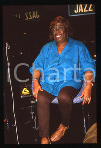 Sarah VAUGHAN jazz singer - BOBADILLA DALMINE 1985 ca *35 mm vintage slide (11) Diapositiva d'epoca, in formato 35 mm.Si tratta del concerto di Sarah Vaughan al Bobadilla Feeling Club di Dalmine (BG).Per i diritti rivolgersi a ICharta.E' severamente vietata la riproduzione. Tutti i diritti sono riservati.ICharta mette in vendita, sul negozio eBay e in esclusiva sul sito "icharta" il proprio archivio composto da numerose diapositive e negativi fotografici d'epoca, tutti originali e autentici, che attraversano la storia del costume tra la fine degli anni Sessanta e Novanta.Si tratta di uno sguardo inedito sull'attualità, la politica, la vita quotidiana, il gossip e la cultura, che fotografa il cambiamento della nazione in quest'ultimo scorcio del XX secolo. Un'occasione unica per il mercato del collezionismo, che vede finalmente disponibile un archivio eccezionale per vastità, tematiche e condizioni, in un settore (il negativo fotografico e la diapositiva) di assoluta novità e dalle interessanti prospettive di investimento.  GOOD/buono   originale e autentica 1